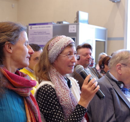 zdjęcie z projektu - uczestnicy zadają pytania