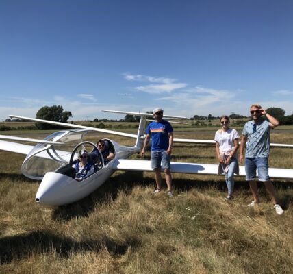 zdjęcie z projektu - szybowiec i uczestnicy projektu